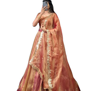 Dernier design, tissu en fausse fourrure spéciale pour tapis rouge, Lehenga Choli traditionnel, tenue de mariée pour femme, personnalisable pour fêtes et mariages - Product Image 1