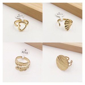 ชุดเครื่องประดับทองคำชุบดีไซน์หรูหราสำหรับนักออกแบบแฟชั่น รูปโคลเวอร์ ต่างหูและสร้อยคอรูปตัวอักษร CC ไม่ลอก ไม่ดำ ชุดเครื่องประดับทองสำหรับผู้หญิง - Product Image 1