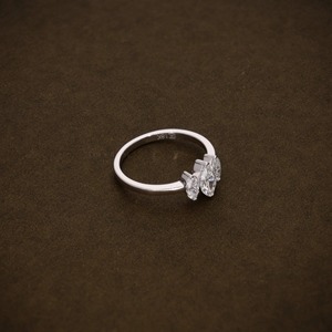 แหวนเพชรทรงมาร์ควิส แหวนเพชรเลี้ยงในห้องปฏิบัติการ แหวนสามเม็ด 0.94 กะรัต น้ำหนักรวม ระดับสี F ความสะอาด VVS1 VVS2 ได้รับการรับรอง แหวนเพชร ของขวัญวันครบรอบสำหรับเธอ ทันสมัย - Product Image 4