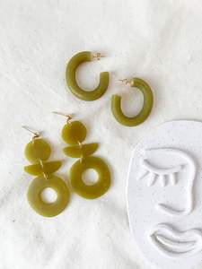 Boucles d'oreilles en résine d'ange artisanales avec des mélanges de couleurs Pantone multicolores, des fleurs et des paillettes pour un port quotidien élégant et un look élégant - Product Image 3