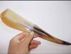 Peigne en corne naturelle avec logo personnalisé - Product Image 3