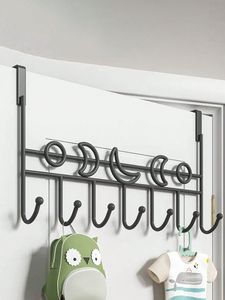 Colgador decorativo de hierro para puerta con una construcción metálica resistente para exhibir coronas, pancartas y artículos decorativos colgantes - Product Image 2