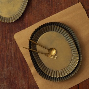 Assiette de service ronde classique en laiton fini, parfaite pour les collations, les repas et une présentation de table élégante, fabriquée à la main en Inde. - Product Image 1