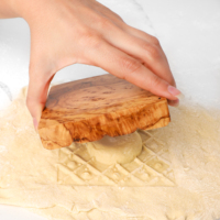 Moules à raviolis en bois ArtisRaw écologiques et pratiques - Presse à pâtisserie artisanale en bois d'olivier modèle UG048 fabriquée au TN pour une utilisation en cuisine