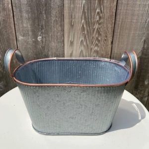 Jardinière galvanisée de style campagnard pour les espaces extérieurs, offrant un look classique et un support fiable pour les plantes - Product Image 1