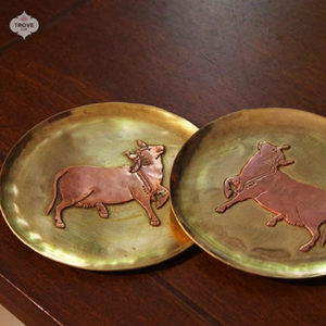 คู่ของแผ่นตกแต่งทองเหลืองกลมที่มีรายละเอียดการฝังทองแดงงานศิลปะของวัวเหมาะสำหรับการตกแต่งชนบทหรือแบบดั้งเดิม - Product Image 1