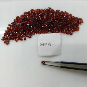 พลอยโกเมนสีแดงธรรมชาติ 4x2.5 มม. ทรงลูกแพร์ คุณภาพดีที่สุด สำหรับทำเครื่องประดับ - Product Image 1