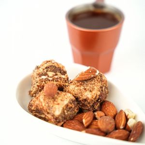 Delicias Turcas de Edición Limitada, Chocolate con Almendras Recubiertas Premium, Lokum de Alta Calidad, Empaquetado en Caja, Hecho en Turquía, Bocadillo Dulce - Product Image 4