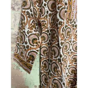 ชุดคลุมว่ายน้ำผ้าคอตตอนเนื้อดีทรงหลวม คอวี แขนสามส่วน แต่งขอบตัดกัน ลายวาดมือลายเถาวัลย์มัสตาร์ด - Product Image 3