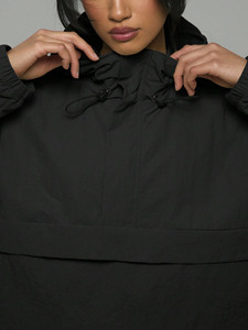 Femme Vintage Nylon Demi Poche Zip Détail Logo À Capuche Anorak Veste Long Coupe-Vent Baggy Surdimensionné Caractéristiques Motif Solide - Product Image 3