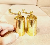 Sel et poivre vintage en laiton touche royale adapté à la cuisine à thème antique et à l'utilisation de la collection patrimoniale