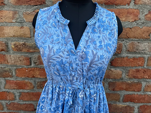 Robe longue sans manches à imprimé bloc bleu pour femmes robe d'été en coton indien à motifs floraux avec design à plusieurs niveaux - Product Image 3