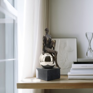 Estatuilla humana de moda, escultura de mesa, acento de declaración creativa, perfecto para estante de escritorio, sala de estar u oficina - Product Image 1