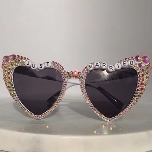 Hermosas gafas de sol ''JUST MARRIED'' fantásticas, accesorios perfectos para eventos nocturnos y fiestas temáticas. - Product Image 2
