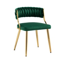 Chaise industrielle en métal construite avec une structure en acier robuste, idéale pour les salles à manger élégantes, les bureaux et les intérieurs contemporains