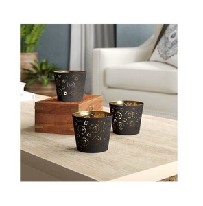 Portavelas de metal Premium diseñado con un acabado elegante para ofrecer un atractivo sofisticado para la decoración del hogar - Product Image 4