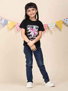 Camiseta de cuello redondo Smart Look 100% algodón para niñas disponible en diferentes métodos de impresión y materiales seleccionados a mano para la venta - Product Image 5