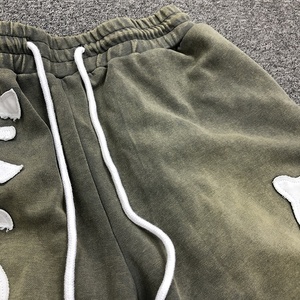 Short en coton de sueur vert clair personnalisé pour hommes lavage à l'acide et décoloration au soleil broderie en détresse lourde coupe bord cousu pour le printemps - Product Image 3