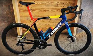 จักรยานเสือหมอบ New Madone SLR 8 AXS Gen 8 2025 - Product Image 2