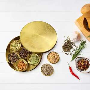 Tarro de especias dorado decorativo con tapa floral suave para un uso seguro en la cocina y brillo en la mesa de la cena - Product Image 4