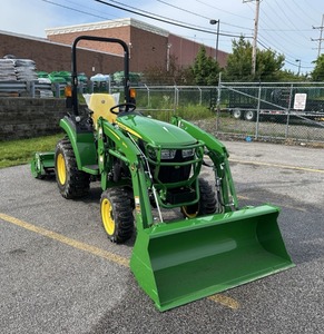 Tractor de Ruedas 4WD John Deere 2032R 2024, Tractor Utilitario Compacto para Granja con Pala Frontal y Cargador - Product Image 2