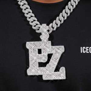 Colgante EZ Personalizado de Oro de 14K con Moissanita de Corte Baguette Engastada en Canal, Regalo Unisex - Product Image 4