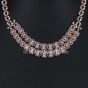 Émerveillez-vous devant l'élégance de ce collier en or rose avec boucle d'oreille ornée d'un diamant rond et baguette captivant - Product Image 4