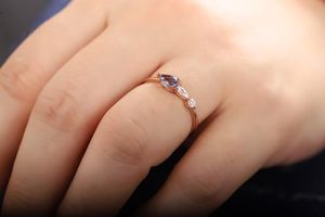 แหวนอเล็กซานไดรต์ทรงลูกแพร์ ชุบทองคำชมพู 14K เงินแท้ 925 แหวนหมั้นทรงหยดน้ำ แหวนสัญญาเรียบหรู แหวนแต่งงานคลาสสิก - Product Image 3