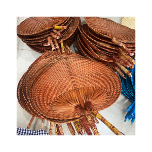 Ventilador de mano de bambú hecho a mano mejor calificado, ventilador plegable ecológico artesanal de Vietnam, perfecto para regalos de boda y compradores minoristas - Product Image 1