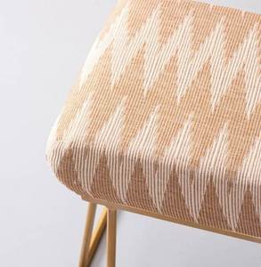 Tabouret Art Déco en velours avec base en métal plaqué or, élégant repose-pieds ottoman pour mariages, Pâques, Diwali et autres festivités - Product Image 6