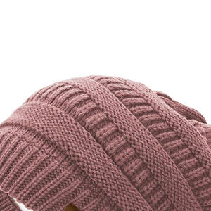 Bonnets unisexes élégants et chauds en acrylique doux Parfait pour l'hiver, mode décontractée ou marque promotionnelle - Product Image 4