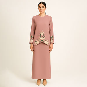 ชุด Baju kurung แบบสองชิ้นของมาเลเซียงานปักด้วยมือพร้อมรายละเอียดกระดุมแข็งสำหรับโอกาสพิเศษเช่นเดือนรอมฎอน - Product Image 1