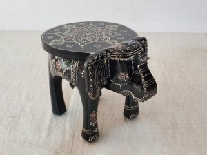 เก้าอี้รูปช้างทำมือพร้อมศิลปะมันดาลาที่ซับซ้อนสีดำและสีขาวตกแต่งโต๊ะข้างคอนโซลฝังกระดูกในบ้านแบบดั้งเดิม - Product Image 4