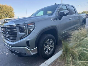 GMC Sierra 1500 SLT Crew Cab 4x4 2024 d'occasion, conduite à gauche, intérieur foncé, sièges en cuir, pneus R19, régulateur de vitesse adaptatif - Product Image 5