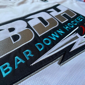 Camiseta de hockey sobre hielo sublimada de equipo personalizado de alta calidad 100% poliéster logotipo personalizado al por mayor hecho en Pakistán con cordones a la venta - Product Image 3