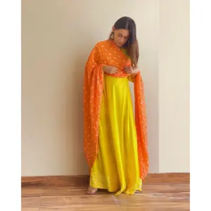 Robe maxi jaune brillante avec dupatta, robe longue élégante évasée, tenue ethnique confortable pour femmes, fabriquée en Inde - Product Image 2
