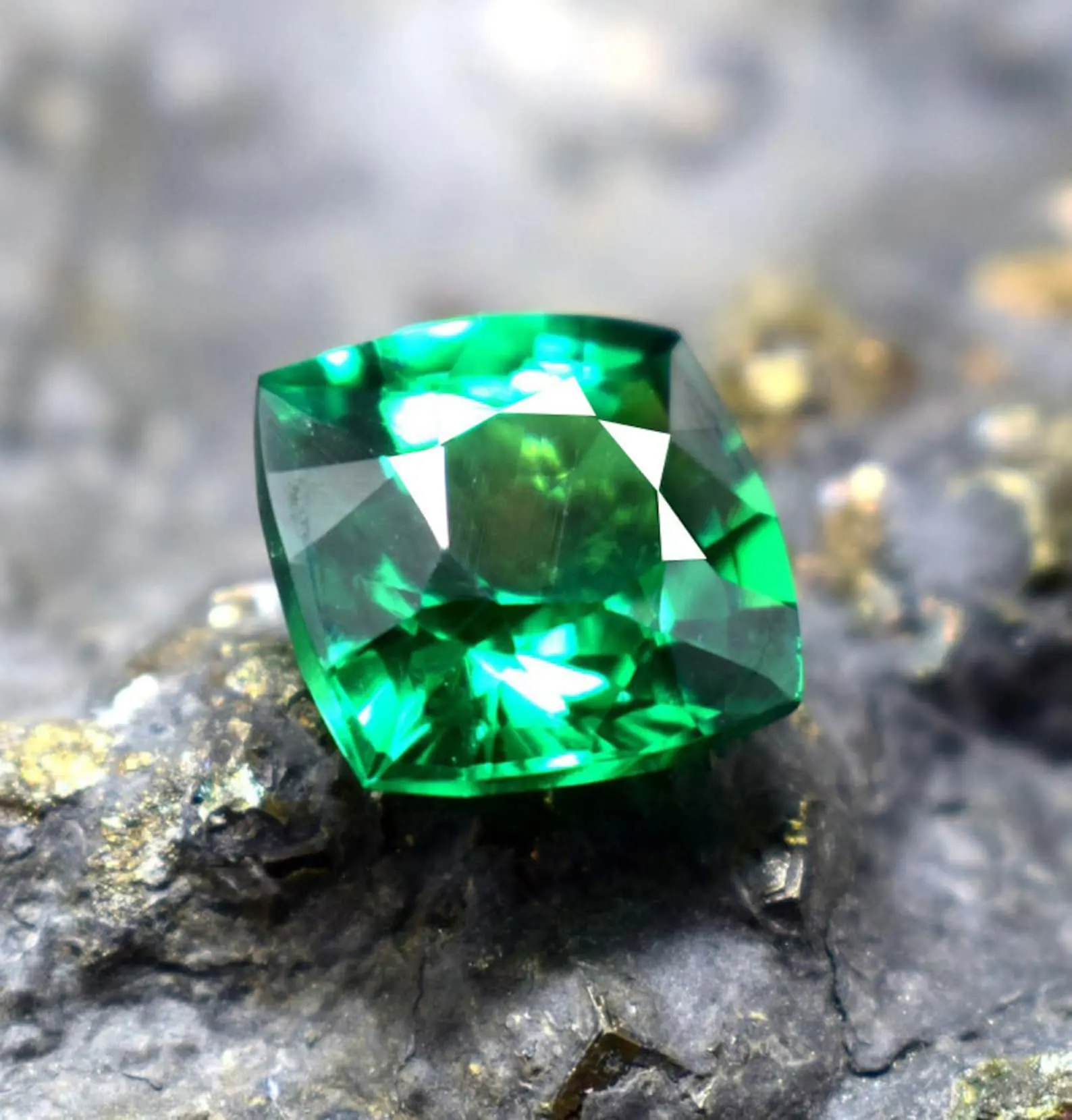צאבורייט גארנט טבעי 9-10 ק "מ כרית בצבע ירוק גנט ירוק מרופד אבן ירוק
