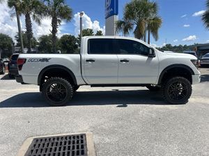 Big White 2024 Nissan Titan 2017 Crew Cab 4WD (seminuevo-Excelente estado) con paquete de utilidad de arranque remoto - Product Image 3