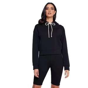 ชุดเสื้อฮู้ดดี้และกางเกงขาสั้นผู้หญิงแบบลำลองผ้าถัก ดีไซน์ OEM ของ Kivotech พิมพ์โลโก้ตามสั่ง ผลิตในปากีสถาน - Product Image 2