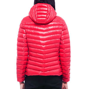 Chaqueta acolchada de mujer hecha a medida en diferentes tamaños y colores Chaqueta acolchada de poliéster ligera a la venta - Product Image 2