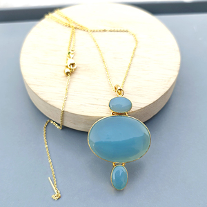 Collier pendentif de grande taille en calcédoine bleue triple pierre de haute qualité, laiton massif plaqué or 18 carats, chaîne en câble faite à la main - Product Image 5