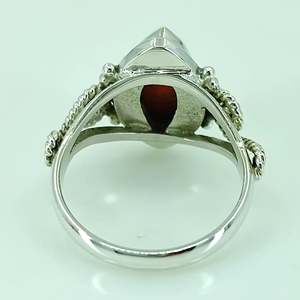 Bague artisanale en argent sterling 925 avec pierre précieuse corail rouge, bijoux en argent et corail, forme géométrique marquise, couleur rouge - Product Image 4