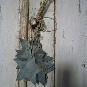 Elegante adorno colgante de Navidad galvanizado rústico para decoración de granja con aspecto festivo de vacaciones de invierno - Product Image 1