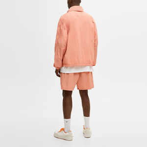 Ensemble short coupe-vent en nylon unisexe avec fermeture éclair Vente en gros Vêtements de jogging décontractés pour hommes pour l'été Ensemble de short coupe-vent fendu de couleur - Product Image 3