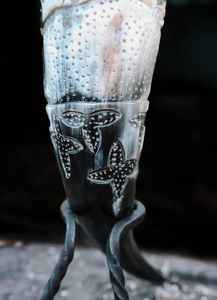 Corne à boire Viking antique Corne de buffle naturelle sculptée et polie Produit naturel élégant - Product Image 3