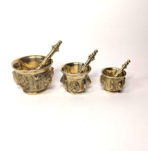 Ensemble mortier et pilon en laiton hautement poli avec bande florale décorative. Outil durable, disponible au prix de gros. - Product Image 5