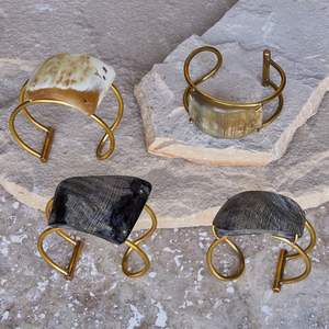 Brazalete de Cuerno de Búfalo Blanco y Negro Hecho a Mano de Alta Calidad, Brazalete de Cuerno Natural de Moda para Mujer - Product Image 4