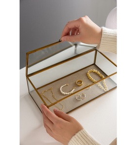 Joyero de cristal acabado dorado perfecto para exhibir elegantemente sus joyas y pendientes - Product Image 2