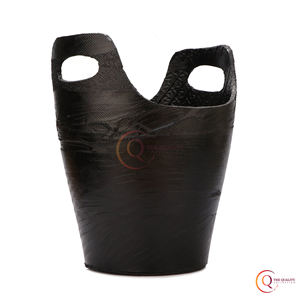 La maceta oscura con asas recortadas le da un encanto moderno, La maceta oscura, la planta verde frondosa, perfecta para llevar al aire libre en nuestra maceta de jarrones - Product Image 2