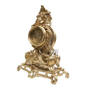 Ensemble d'horloge et de candélabres en laiton antique orné d'un design décoratif vintage fini vieilli pour les intérieurs classiques de luxe - Product Image 4